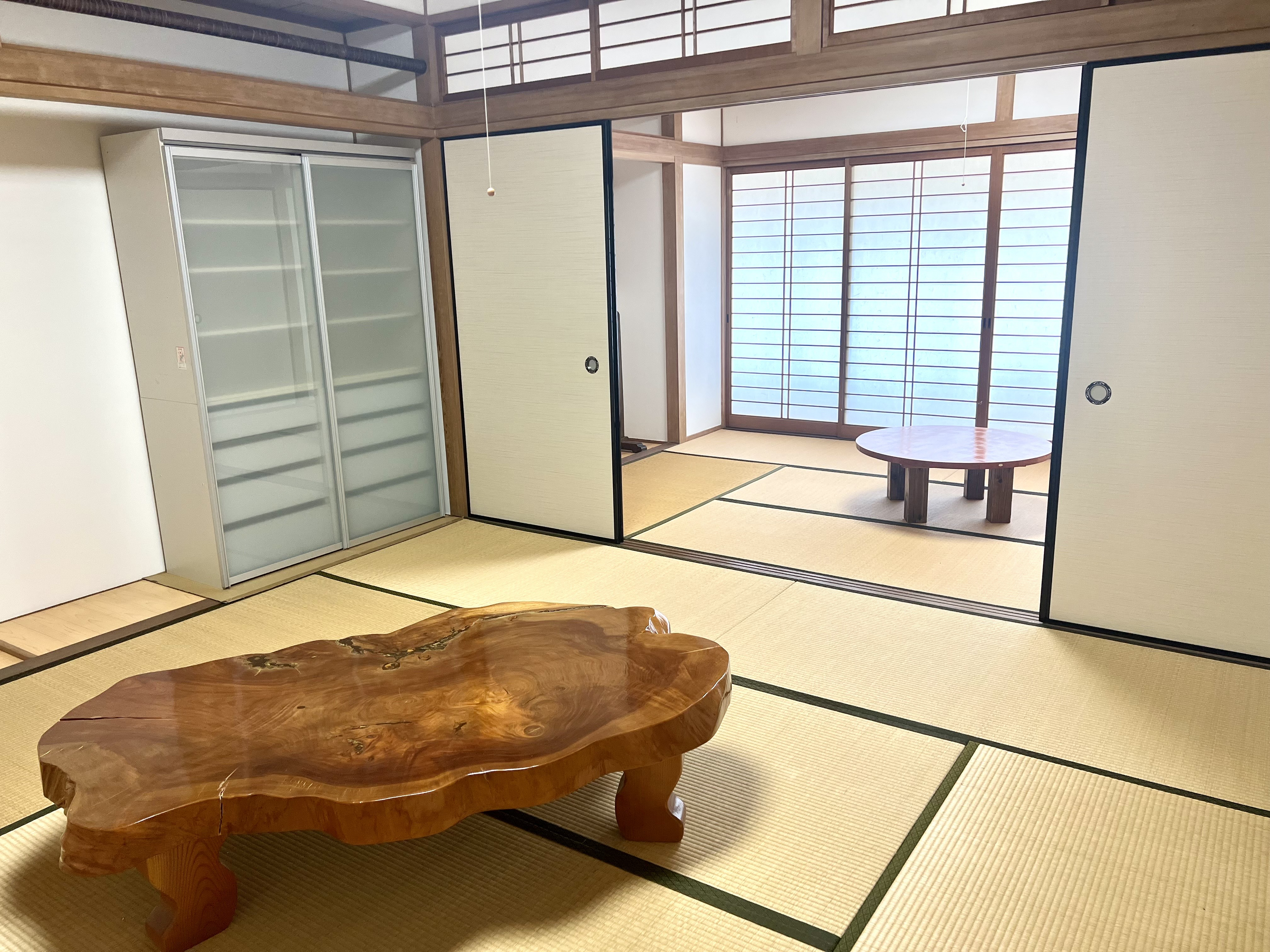 襖を閉めると障子のあるお部屋は6畳、手前のお部屋は8畳になります