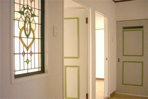 手前のステンドグラスの窓のお部屋が個室A、奥が個室Bとなります（突当りのドアはお手洗いです）