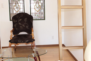 アンティークなチェアもございます