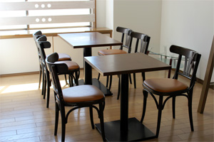 個室Bにはテーブルをご用意、自由にレイアウトできます