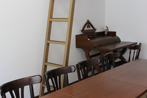 個室Bにはテーブルをご用意、自由にレイアウトできます